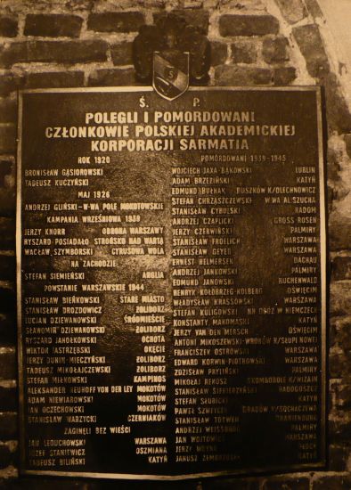 Tablica stowarzyszenia Sarmatia Uniwersytetu Warszawskiego.