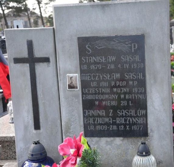 Gr&oacute;b symboliczny Mieczysława Sasala na cmentarzu parafialnym w Skarżysku-Kamiennej.
