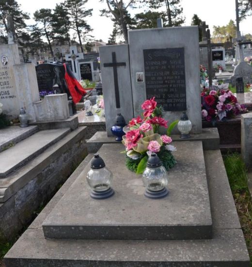Gr&oacute;b symboliczny Mieczysława Sasala na cmentarzu parafialnym w Skarżysku-Kamiennej. 