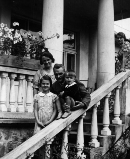 Rodzina w komplecie na tarasie willi Znicz w 1938 roku