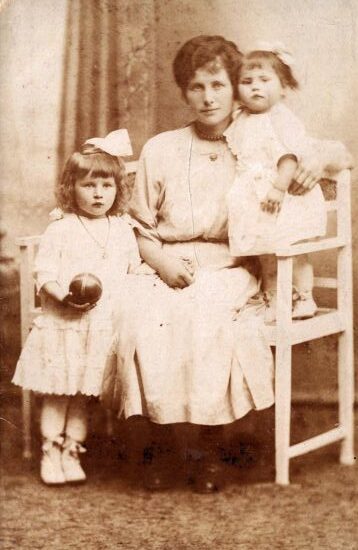 Anna Ścigacz, żona Stanisława Ścigacza z córkami Anną i Bronisławą.