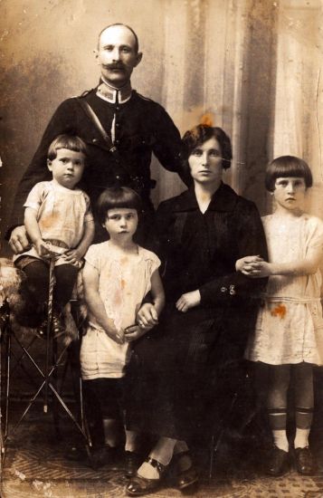 Rodzina Ścigacz: Stanisław i Anna wraz z dziećmi: Marianem, Bronisławą i Anną.