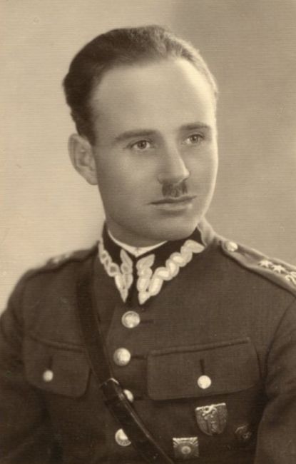 J&oacute;zef Siemiątkowski w mundurze porucznika 29. Pułku Piechoty 
źr&oacute;dło: https://www.muzeumkatynskie.pl/pl/30569/11387/fotografia_jozefa_siemiatkowskiego_mk_493_ic.html