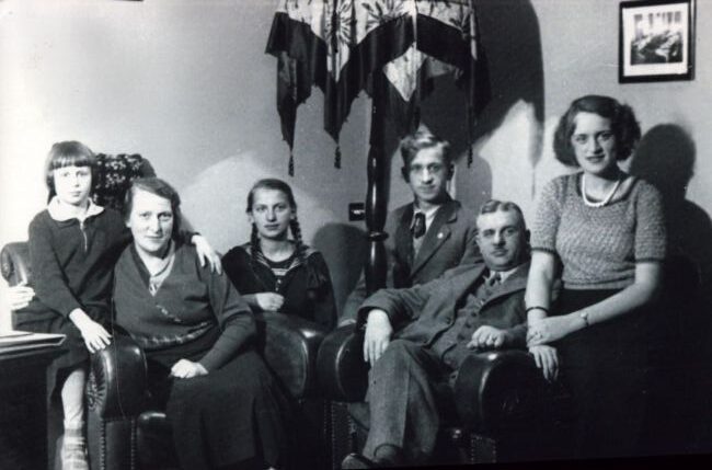 Rodzina Sierszeńskich w domu na ulicy Skarbka w Poznaniu. Rodzice Maria i Wandalin z dziećmi.