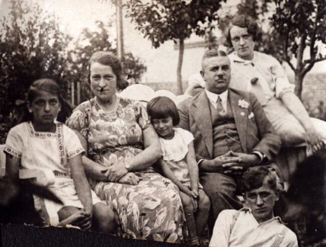 Rodzina Sierszeńskich w ogrodzie domu