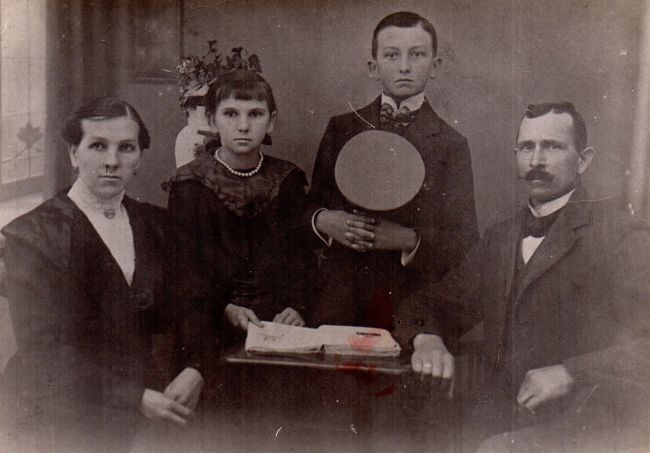 J&oacute;zef Skałecki i jego siostra Franciszka z rodzicami.