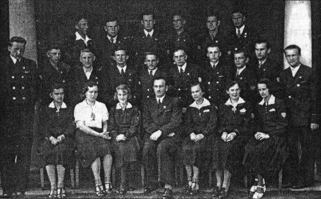 Profesor J&oacute;zef Skałecki z uczniami 1938 rok