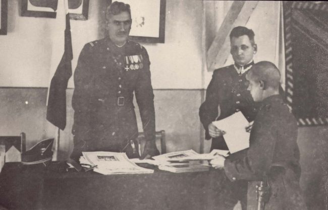 Mjr Adam Golcz i por. Henryk Skotnicki w czasie wręczania świadectw ukończenia Szkoły Podoficerskiej.