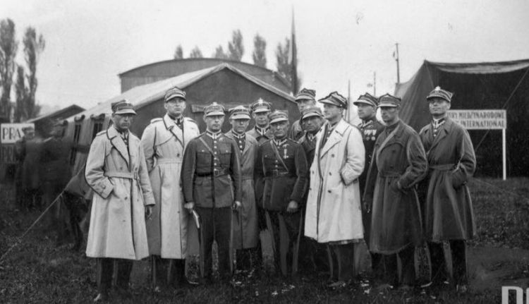 Henryk Skrzypiński wśr&oacute;d koleg&oacute;w pilot&oacute;w, Warszawa 1930 rok