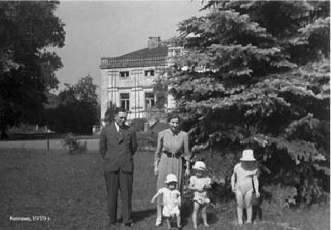 Antoni i Ewa Śmigielscy z synami Andrzejem, Jackiem i Wojciechem 
majątek Kosmowo, lato 1939 rok