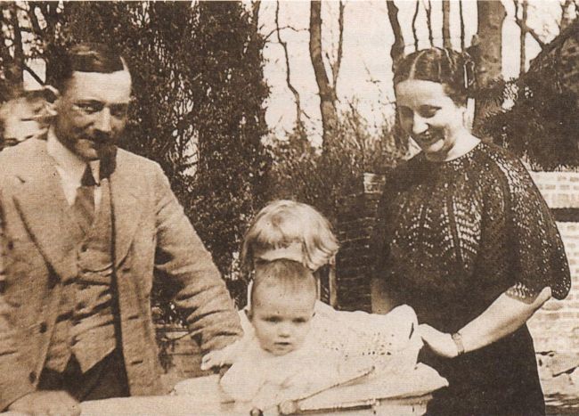 Antoni Śmigielski z żoną Ewą i synem Wojciechem, Neryngow 1935