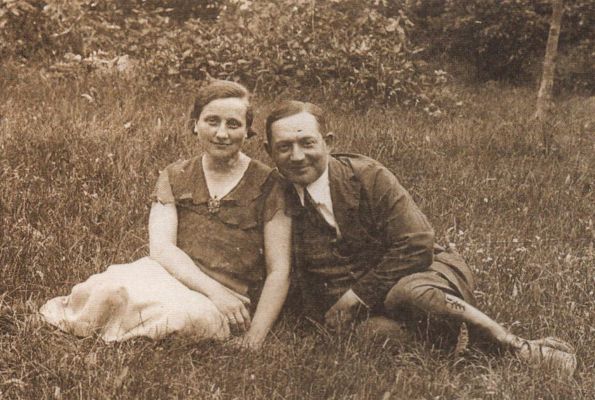 Antoni i Ewa Śmigielscy w parku majątku Neryngowie lato 1935