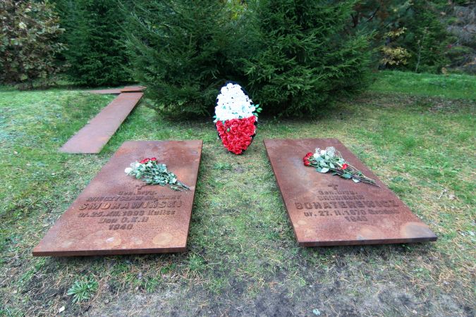 Groby generał&oacute;w Smorawińskiego i Bohaterowicza na cmentarzu wojennym w Katyniu