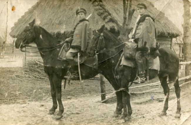 Kazimierz Soduła w mundurze Ułana (po prawej stronie).