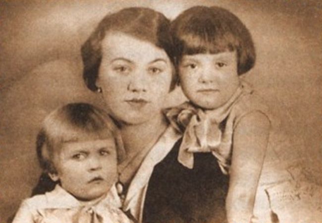 Joanna Stachowiak z c&oacute;rkami, 1932 rok