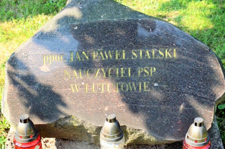 Obelisk poświęcony Janowi Stalskiemu, nauczycielowi w szkole powszechnej w Lututowie.