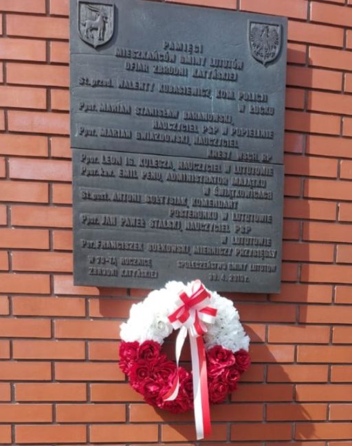 Tablica pamięci Jana Pawła Stalskiego na szkole w Lututowie.