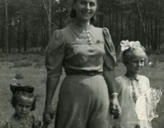 Felicja Starkowska, żona Kazimierza Starkowskiego z c&oacute;rkami Marią i Wandą - okres wojny