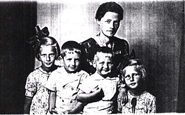 Zofia Sumińska, żona Tadeusza Sumińskiego z dziećmi, 1941 rok