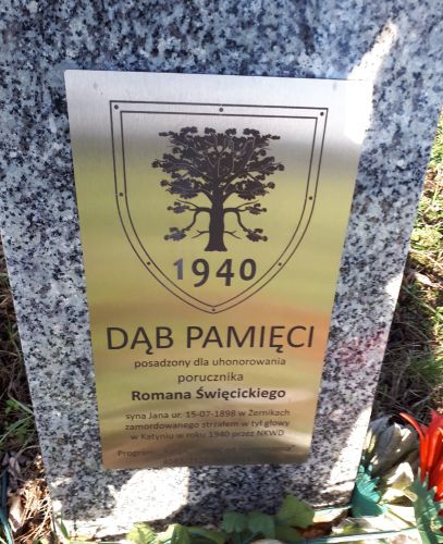 Tablica dębu pamięci Romana Święcickiego na poznańskiej ławicy.