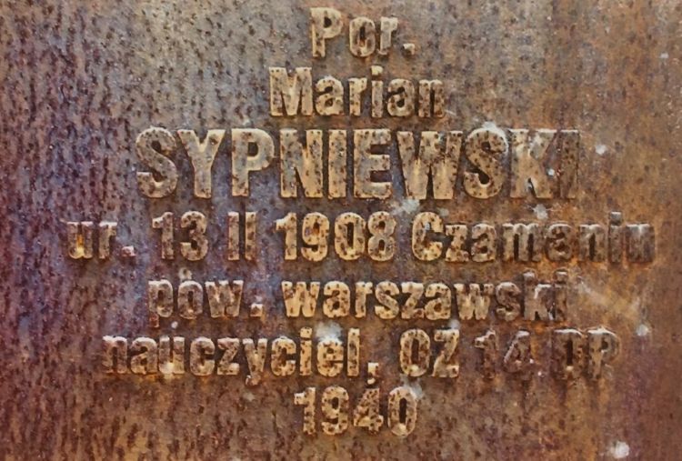 Tabliczka cmentarna por. Marian Sypniewski na Cmentarzu Wojennym w Katyniu.
