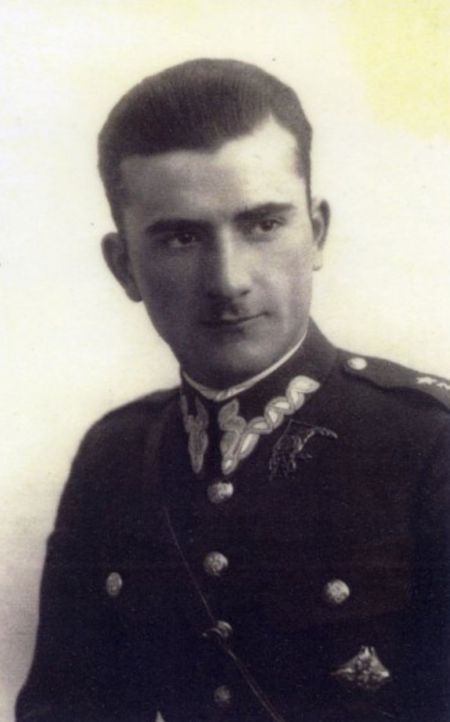 Roman Szczepaniuk w mundurze podporucznika lotnictwa.