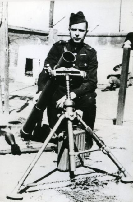 Maksymilian Szulczyński w mundurze w moździerzem.