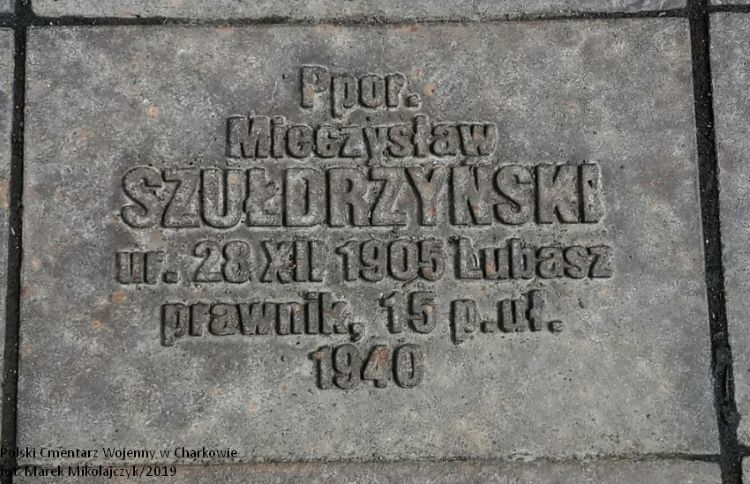Tabliczka cmentarna Mieczysława Szułdrzyńskiego na cmentarzu wojennym w Charkowie