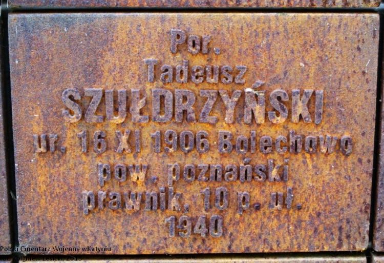 Tabliczka cmentarna Tadeusza Szułdrzyńskiego w Katyniu