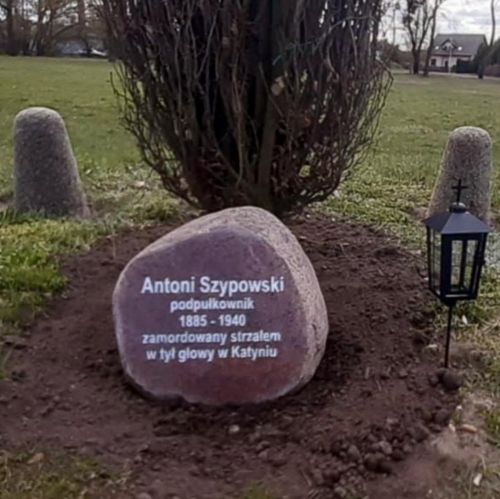 Kamień pamięci Antoniego Szypowskiego pod dębem pamięci,