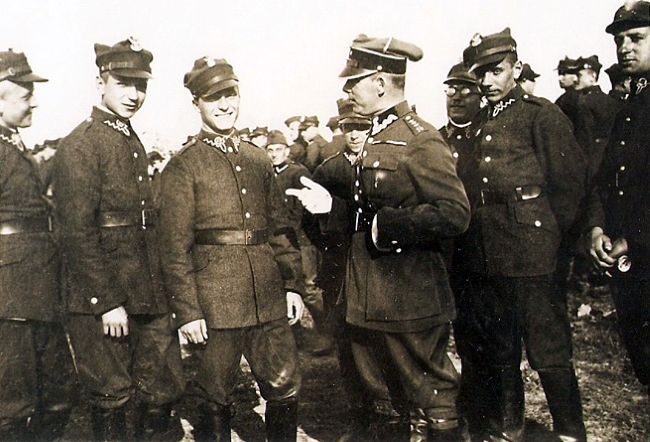 Marian Taczak wśr&oacute;d żołnierzy