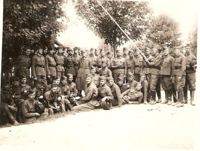 Wykłady Mariana Taczaka wśr&oacute;d żołnierzy.