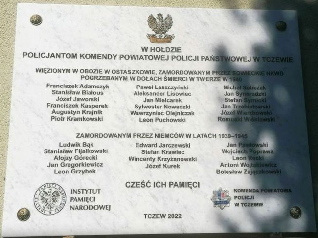 Tablica w hołdzie policjantom komendy powiatowej Policji Państwowej w Tczewie zamordowanym przez sowieckich i niemieckich okupant&oacute;w.