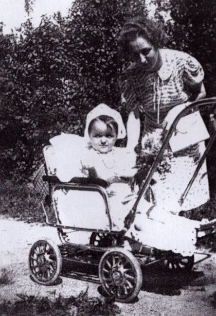 Janina, zona Bronisława Tetzlaff z c&oacute;rką Marią, Poznań 1938 rok
