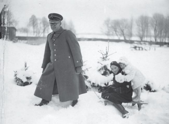 Stefan Tomaszewski z córkami Anną i Marią.