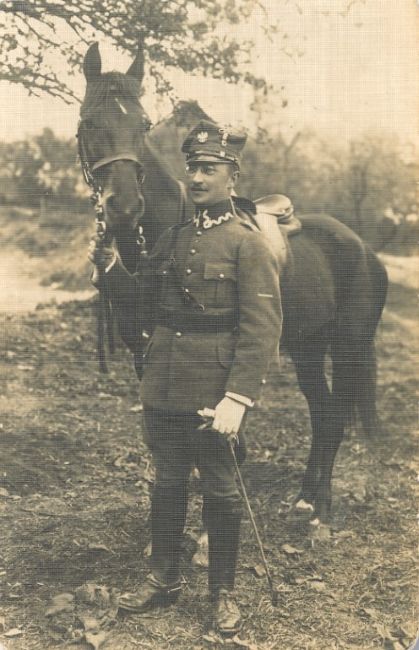 Stefan Tomaszewski w mundurze powstańca wielkopolskiego z koniem