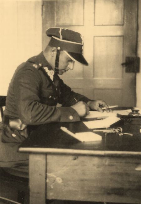 Edward Tomiński w mundurze przy biurku