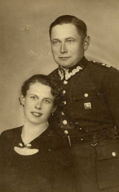 Franciszek Trąbała w mundurze z kobietą