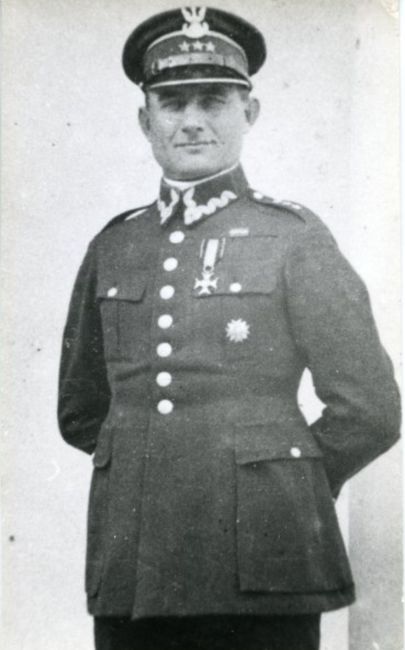 Sylwester Trojanowski w mundurze z orderem VM i odznaką za poniesione rany