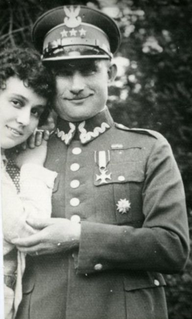 Sylwester Trojanowski w mundurze z orderem VM i odznaką za poniesione rany wraz z żoną Bogdaną