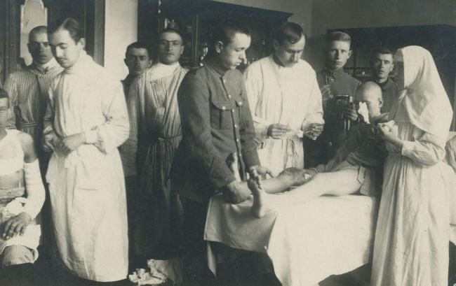 Doktor Mieczysław Trzeciak wśr&oacute;d pacjent&oacute;w i pielęgniarek Wilno 1927 rok