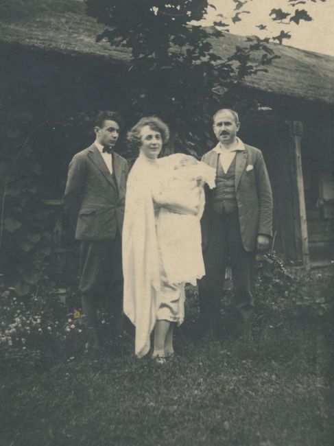 Mieczysław Trzeciak z żoną Marią, pasierbem Waładysławem i nowo narodzoną c&oacute;rką Marią Danutą.