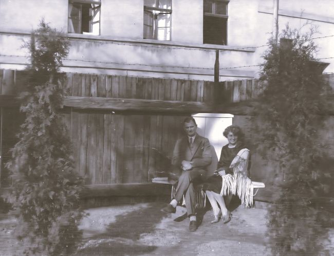 Wiktor Urbański z żoną w ogrodzie