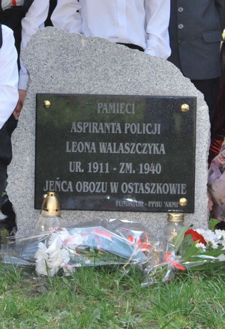 Tablica pamięci Leona Walaszczyka przy dębie pamięci.