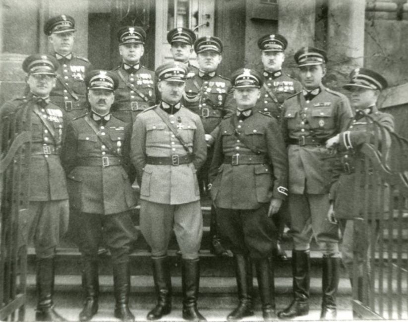 Fotografia grupowa funkcjonariuszy Straży Granicznej, na kt&oacute;rej jest Marian Wasilewski.