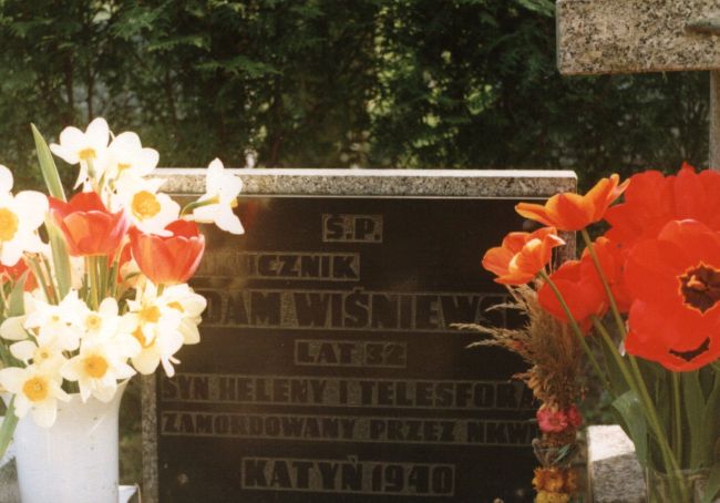 Symboliczny grób Adama Wiśniewskiego
