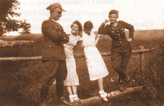 Adam Wisniewski z narzeczoną Eugenią i kolegą, Zambrów 1934 rok