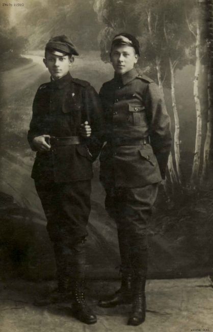 J&oacute;zef WIszniewski i przyjacielem Janem L w okresie gimnazjum w Zduńskiej Woli.