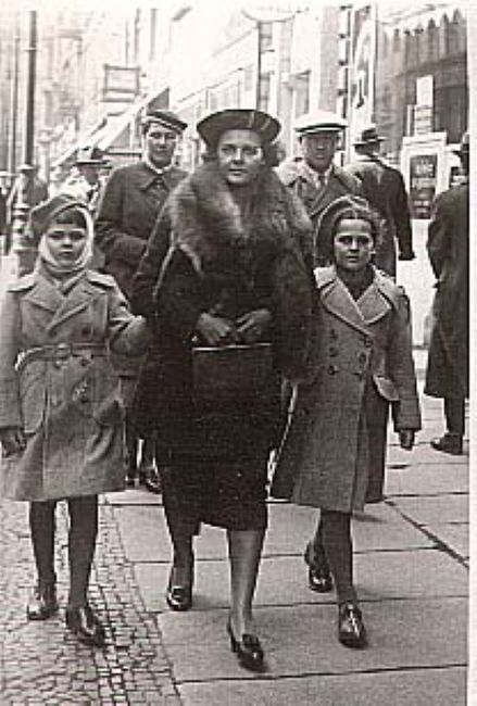 Regina WIszniewska, żona J&oacute;zefa Wiszniewskiego z c&oacute;rkami, Poznań 1938 rok