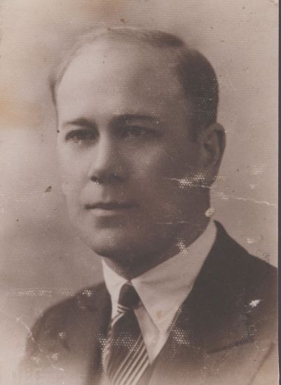 J&oacute;zef Wiszniewski w garniturze